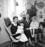 Rumsinteriör, familjegrupp fyra personer.Uddsen