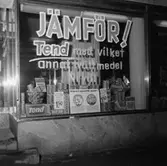 Konsum, exteriör, skyltfönster med Tend tvättmedel.