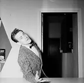 Rumsinteriör, en man ur personalen på Sedell Reklam AB.
Sedell Reklam AB, Storgatan 47, Örebro.