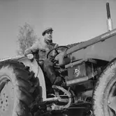 En man med traktor.
Lantbrukare Bengt Johansson
Oscaria (beställare ?).