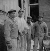 Byggnadsarbete, fyra män.
Oscaria (beställare ?).
BPAs murarlag, södersaneringen. Tvåa från vänster Göran 