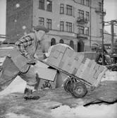 Byggnadsarbete, en man.
Oscaria (beställare ?).
Hörnet Änggatan 13- Näbbtorgsgatan 20.
Tegel till kvarteret Tunnbindaren.