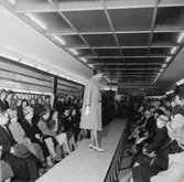 Oscarias nya affär, skoaffärsinteriör, modevisning.