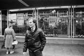 Thomas Natanaelsson framför Domus vid Frölundagatan i Mölndals centrum, år 1983.

