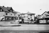 Bensinstationen Texaco vid korsningen Gamla Riksvägen-Streteredsvägen i Kållered, år 1983.

Fotografi taget av Harry Moum, HUM, Mölndals-Posten, vecka 47, år 1983.