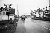 Järnvägsövergången vid Labackavägen i Kållered, år 1983. Vy i riktning mot öster.

Fotografi taget av Harry Moum, HUM, Mölndals-Posten, vecka 47, år 1983.