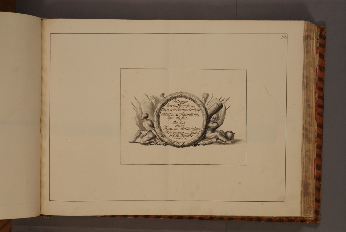 Kjell Hedberg, Kartusch till bokverk med avbildningar föreställande äldre svenska eldrör förvarade på fästningar samt eldrör erövrade åren 1598-1679, utförda av syskonen Anna Maria och Philip Jakob Thelott. Avser ritningar över danska troféer som är tagna under konung Karl Gustaf och Carl XI:s regementstider ifrå…