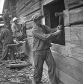 Kullängsstugan, exteriör. Byggnadsarbete.
6 oktober 1939.