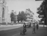 Örebromotiv. Drottninggatan. Nicolaikyrkan till vänster på bilden.
27 augusti 1940.