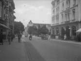 Örebromotiv: Drottninggatan norrut. Centralpalatset i bakgrunden.
27 augusti 1940.
