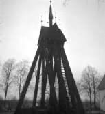 Almby kyrkas klockstapel.
22 november 1942.