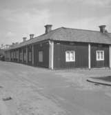 Bostadshus. Rådstugugatan 32. Fogdegatan ner till höger.
22 augusti 1942.