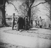 Siggebohyttans bergsmansgård, exteriör, grupp.
1943.