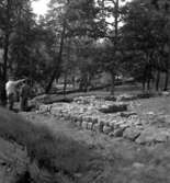 Riseberga klosterruin. Två män.25 augusti 1943.