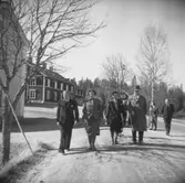 Grupp. Bostadshus i bakgrunden.
1943.