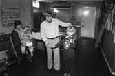 Carlo Hansen, Lindome, lär barn att spela violin enligt Suzuki-metoden, år 1983. 