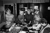 Familjedag med julförberedelser på Almåsgården i Lindome, år 1983.

För mer information om bilden se under tilläggsinformation.