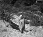 Norra Sanna, fornlämningar. En man.
7 augusti 1945