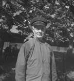 Skyllberg. En man.Ed. Carlsson.28 augusti 1945