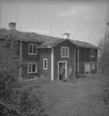 Skåln, bostadshus. Tre män fram för huset.27 maj 1947