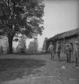 Gillershöjden, byggnad, fyra män.
27 maj 1947