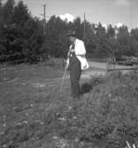 Frövi. Trädgård, en man.
19 juli 1948.