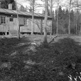 Fjugesta, fornlämningar. Bostadshus.
26 april 1948.