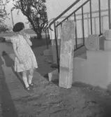 En flicka. Bostadshus.19 maj 1949.