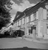 Bostadshus och affärsbyggnader. Nora, kvarteret Svanen 6.
Wedbergska gården, Prästgatan 6.

juli - augusti 1954.