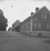 Bostadshus. Nora, kvarteret Mars 10. Borgmästaregatan 13, infart Rådmansgatan till höger.
juli - augusti 1954.
