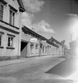 Bostadshus. Kungsgatan 23, Nora, kvarteret Pelikan 6, 9 och 5.

juli - augusti 1954.