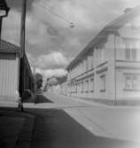 Bostadshus. Nora, kvarteret Pelikan 6. Svartälvsgatan med korsande Kunggatan.

juli - augusti 1954.