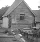 Kvistbro kyrka, exteriör.
8 oktober 1954.