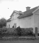 Liljas gård, bostadshus, två kvinnor.
12 oktober 1954.