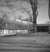 Siggebohyttans bergsmansgård, exteriör.
27 oktober 1954.