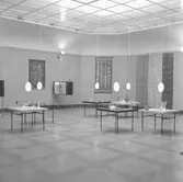 Örebro läns museum, utställningen Glas och textil, Orrefors, Sofia Widén och Alice Lund.
9-20 oktober 1954.