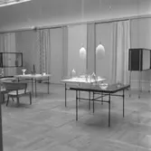 Örebro läns museum, utställningen Glas och textil, Orrefors, Sofia Widén och Alice Lund.
9-20 oktober 1954.