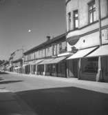 Bostadshus och affärsbyggnader. Kungsgatan 34, Lindesberg.
juli - augusti 1955.