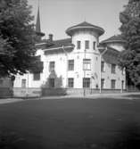 Bostadshus, Pauvres Honteux. 
30 augusti 1955.
Korsningen Kyrkogårdsgatan och Södra Allén.