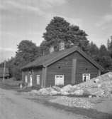 Bostadshus. En liten flicka framför huset.7 juli 1955.
