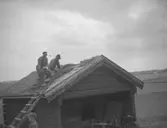 Fjugesta hembygdsgård, takläggning.
bilden tagen år 1954.