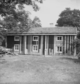 Siggebohyttans bergsmansgård, exteriör.
12 juli 1956.
