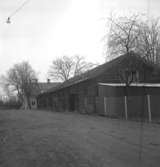 Uthus, kvarteret Uttern, Väderkvarnsgatan, Askersund.
juli - december 1956.