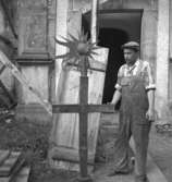 Ödeby kyrka, exteriör, en man.
4 september 1956.