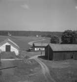 Bostadshus och byggnader.
27 juni 1958.