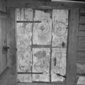 Gammelhyttan, interiör, lucka, väggmålning.
14 juli 1958.