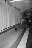 Handikappade Kenneth Lundin bowlar i Kållereds bowlinghall, år 1983. 