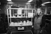Keramiker Maria Eriksson Kristiansson ställer ut bruksföremål av stengods i Kållereds bibliotek, år 1983. 