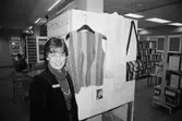 Textilkonstnärinnan Barbro Andersson ställer ut vävnader i Kållereds bibliotek, år 1983. 