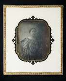 Daguerreotyp. En kvinna.
Porträtt av Anna E. Andersson, född Svensson, 1830-1913.
Bilden tagen i maj 1856.